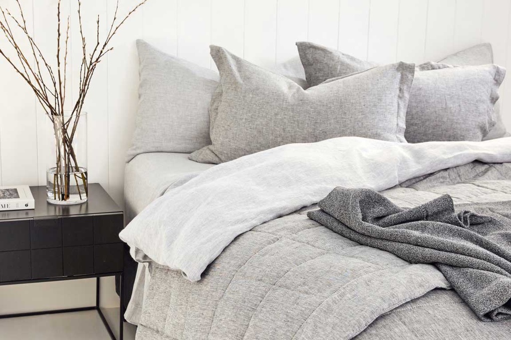 [8258728952048] Cotton-Filled Linen Quilt